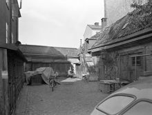 Mäster Samuelsgatan 40. Gården med utedass