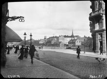 Vy från Kungsholmen mot Norrmalm. Kungsgatan österut mot Kungsbroplan och Kungsbron. T.v. Kungsgatan 80, t.h. Kungsgatan 69. I fonden kv. Blekholmen Norra och Södra, nu kv. Blekholmen