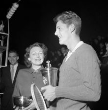 Lidingövägen 75, Kungliga Tennishallen. Utdelning av Kungens kanna. En ung man håller i priset