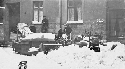 Ett flyttlass står ute i snö efter vräkning