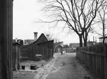 Västra Kvarngränd österut från nr. 14. Några barn står vid Västra Kvarngränd 10. Nuv. kv. Kvadraten ung. vid Allhelgonagatan norr om Älvsborgsgatan