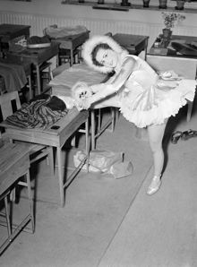 En ballerina i ett klassrum under gymnasistföreningen Genias vårfest