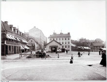 Nytorget mot öster med en saluhall i hörnet av torget