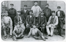 Grupporträtt av anställda vid Södra varvet 1896