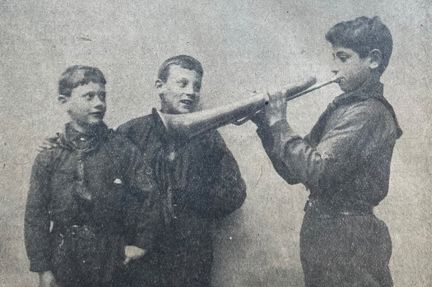 Tre Stockholmspionjärer i uniform.