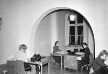 Birger Jarls Torg 11. Kontorister i arbete på Riksräkenskapsverket