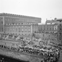 Från Riksbankens tak mot slottet. Gustav V:s 85-årsdag, 16 juni 1943