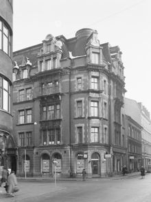 Artillerigatan 34 t.v. vid hörnet av Storgatan 15
