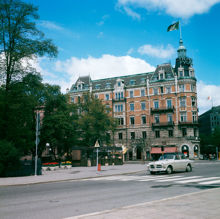 Vy från Nybrohamnen mot nordöstra hörnet av Berzelii Park och kv. Skravelberget Mindre vid Hamngatan.