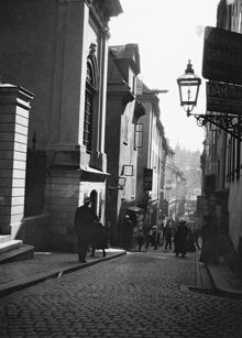 Tyska Brinken västerut från Skomakargatan mot Västerlånggatan. T.v. Tyska kyrkan vid Tyska Brinken 13