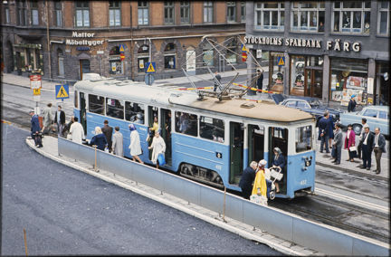 Spårvagn, Mustang A25, vid hållplats på väg mot Sofia på Södermalm. 