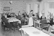 Kaffe serveras i det nya S:t Paulshemmet för gamla