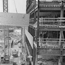 Byggnadsarbete vid Brunkebergstorg 7 i hörnet av Vattugatan västerut. F.d. kv. Frigga, nu kv. Skansen