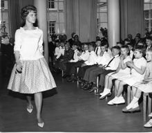 Manilla: Kvinna och samling med barn