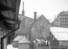 Kv. Järngraven Övra från norr (nu Guldfjärdsplan). I fonden t.h. ligger kv. Överkikaren med ateljéfönster i taket vid dåvarande Brännkyrkagatan 1, nu Guldgränd 1. Balkongen vetter mot Södermalmstorg