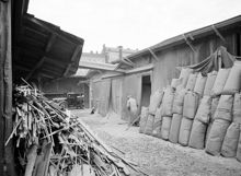 Lundquist o. Lindroth AB Trävaruaffär, såg och hyvleri. Brädgård och trävaruhandel vid dåvarande Åsötorget, här ligger nu Åsö gymnasium vid Götgatan 88. I fonden Götgatan 73-75