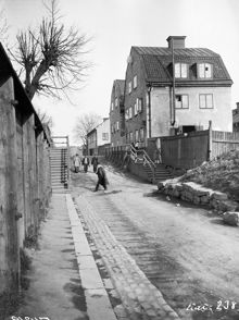 Bondegatan österut från Duvnäsgatan. Bondegatan 52 t.h. Motsvarar idag ungefär vid Sofiaskolan, kv. Malmen