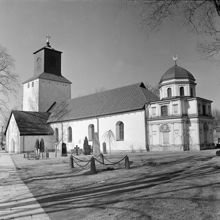 Spånga kyrka med gravkoret.