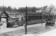 Stockholms Stadion under byggnad inför Olympiaden 1912. Vy från Sturevägen (nuv. Lidingövägen) med Tennispaviljongen i bakgrunden.