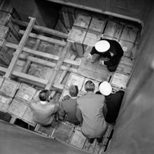 Svenska Amerika Liniens fartyg Krageholm för med sig tungt vatten från USA som ska förvaras i Frihamnen tills atomkraftverket i Ågesta är byggt