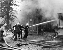Släckning av branden på Lilla Hasselbacken på Djurgården den 28 juni 1960