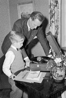 Axel Henricsson besöker nioåriga Olle Hardeby och överlämnar en resegrammofon i pris då han vunnit en barntävling. Tävlingen gick ut på att namnge en seriefigur, Olles bidrag var ""Vicke Varsam""