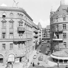 Smålandsgatan från Birger Jarlsgatan mot Nybrogatan. T.v. kvarter Skravelberget Större och t.h. Matrosen