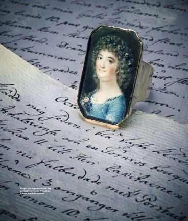 Artikeln handlar om Mårta Helena Reenstierna som levde i slutet av 1700-talet och början av 1800-talet. Hon har kommit att kallas Årstafrun eftersom hon bodde på Årsta gård. 