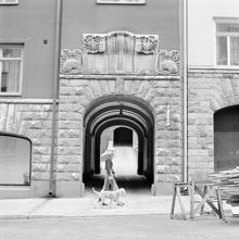 Portal med portgång och valv på Tomtebogatan 11