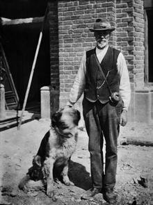Portvakten vid stadshusbygget, Lars Widmark med sin hund Lord.