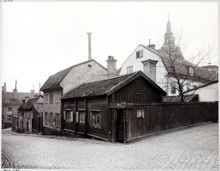 Svartensgatan österut. Hörnhuset nr 32