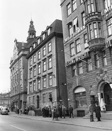 I mitten Sjömansförmedlingen, Skeppsbron 46, mot Slussen