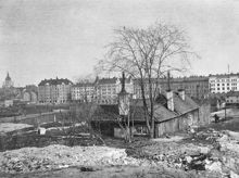 Vy österut mot byggnader vid Sahlbergs Gränd 9 (uppgick i Blekingegatan 1885), nuv. kv. Vågskivan. I fonden ligger husen längs Götgatan 71-79, kv. Prismat och Pyramiden