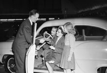 Ulla Ree, vinnare av Barnens Dagbok, tar emot sin vinst av dir. Johannesson tillsammans med maken Leif och dottern Margareta