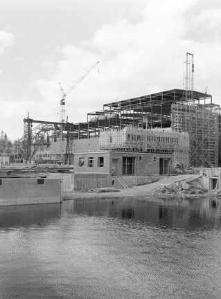 Svartvitt foto över betongfundament och byggställningar