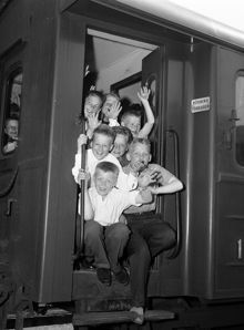 Östra station. Barn reser från Stockholm till Barnens ö i Roslagen för att vara på kolonier i två månader. Sammanlagt reste 1700 barn till kolonier på Barnens Ö