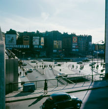 Sveavägen mot Sergels Torg under byggnad. I fonden gavlar i delvis rivna kv. Skansen och Fyrmörsaren. Närmast Mäster Samuelsgatan