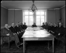 Rumsinteriör med mötesdeltagare