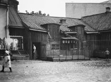 Gårdssidan av Lundagatan 5 och 7. Husen ägdes av Münchens bryggeri AB. Nuvarande platsen är mellan Gamla Lundagatan 1 och Bysistäppan, kv. Leporiden