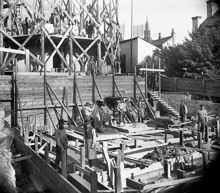 Mosebacke vattentorn, grundläggning för pumphus 1895-1896. I fonden byggnadsställningar för själva tornet, där de nedersta delarna är uppmurade till ca 5 meters höjd. Arkitekt: Ferdinand Boberg