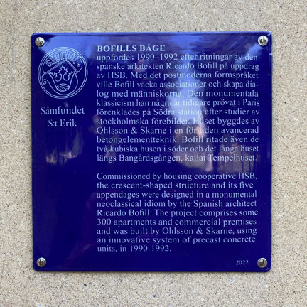 Blå emaljerad skylt med vit text