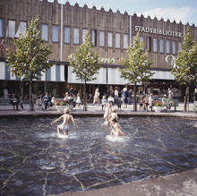 Badande barn i bassäng i Farsta centrum 1961