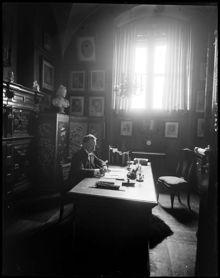Interiör med intendent Ludvig Looström vid Nationalmuseum