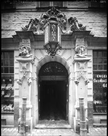 Von der Lindeska husets portal, Västerlånggatan 68