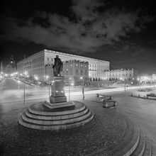 Gustav III:s staty på Skeppsbron. I bakgrunden ligger slottet