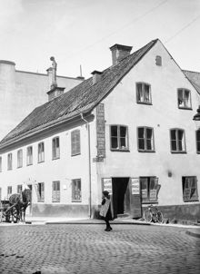 Hörnhuset i korsningen Regeringsgatan 74, nuvarande 76, och David Bagares Gata 16. I bottenvåningen ligger A. Hysings Mekaniska verkstad