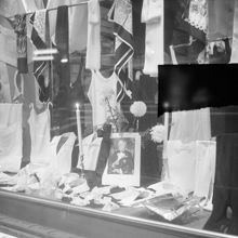 Skyltning med porträtt av kungen vid Gustav V:s död