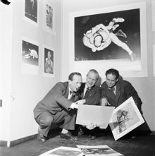 Smålandsgatan 23, Pressfotografernas Klubb. Hängning av fotografier. Fr. v. Tore Burnäs, John Kjellström och Gunnar Lantz, som alla var fotografer på Svenska Dagbladet