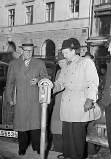 Parkeringsmätarna har premiär i staden. Därmed införs avgiftsbelagd parkering. De fick stor uppmärksamhet och många var nyfikna