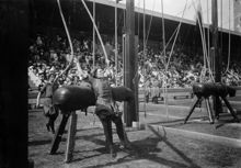Olympiska spelen i Stockholm 1912. Svenska kvinnliga gymnaster utövar redskapsgymnastik.
